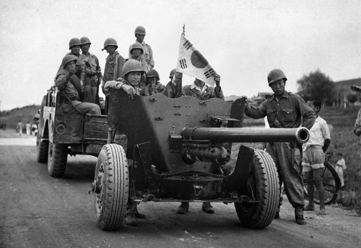 korean soldiers in tanks during the korean war