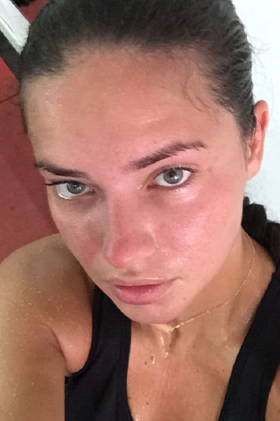 Celebrities_Who_Aren’t_Afraid_Of_Being_Caught_Barefaced_15